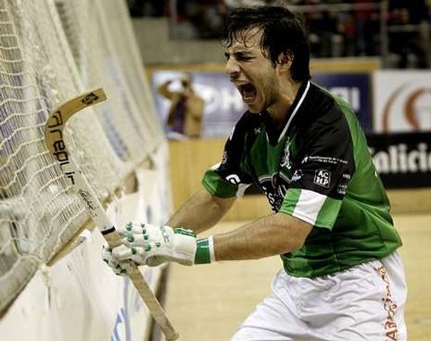 Lucas Ord��ez celebra con rabia el tanto que significaba el 2-1 para el Liceo.