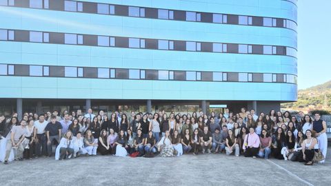 Estudiantes de Medicina, ante el Hospital �lvaro Cunqueiro de Vigo