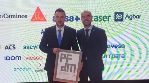  Fernando Soto P�rez en Teatro Real de Madrid recibiendo la menci�n al trabajo fin de m�ster m�s innovador de Espa�a de 2021