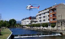 El helic�ptero, recogiendo agua en el cauce urbano del r�o T�mega.