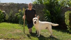 Juan Manuel Blanco denuncia que su perro fue mordido por un pit bull durante un paseo.