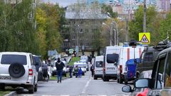 Polic�a y servicios de emergencia cerca de la escuela rusa en la que se produjo un tiroteo, en Izhevsk