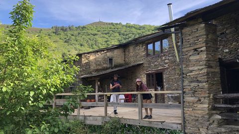 Xulia (en primer t&eacute;rmino) en la Greler&iacute;a, residencia art&iacute;stica en una aldea de O Incio de 6 habitantes.