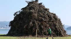 Todo listo para el encendido de la hoguera de A Seca, en Poio