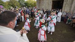 Baile tradicional de los danzantes frente a la Virgen del Cristal en Celanova 