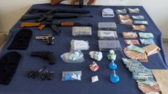 Dinero, drogas y armas incautadas durante el operativo policial en el que se desmanteló una organización criminal en Arteixo dedicada a la distribución de cocaína en la provincia