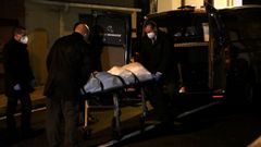 Traslado del cad�ver hallado en la casa de Chapela la noche del s�bado