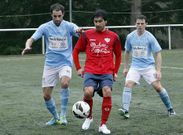 Anxo, en el centro, controla el bal�n en un partido disputado en el campo de O Sango�edo.