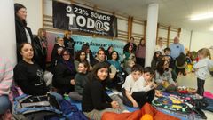 Familias del CEIP de Covas�pasaron la noche del jueves al viernes en el colegio de Covas