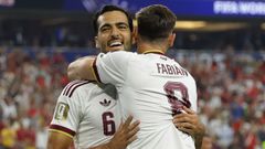 Merino celebra con Fabi�n el gol que clasific� a Espa�a.
