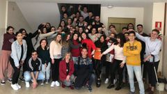 Hujjat, en el centro de la imagen, junto a sus compa�eros de Odontolog�a de la Universidad de Santiago