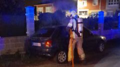 El GES de Mugardos sofoca el fuego en el veh�culo.