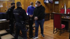 Los dos condenados por matar a un recluso de Pereiro de Aguiar, tras o�r el veredicto de culpabilidad