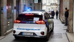 Imagen de archivo de coches de la Polic�a Local patrullando por las calles del centro de Lugo