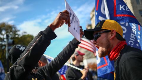 Un seguidor de Trump se enfrenta a una protesta contra el presidente saliente