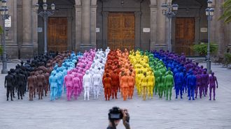 Spencer Tunick plasm&oacute; los colores de la bandera arco&iacute;ris en un desnudo colectivo en Las Palmas de Gran Canaria