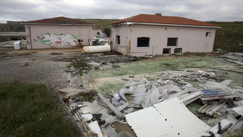 La antigua planta de acuicultura se ha convertido en un basurero donde se depositan escombros de todo tipo