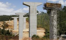 Imagen de uno de los 6 viaductos, el que se est� cerca del r�o Calvar, en Coristanco. 