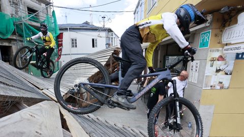 Elementos urbanos y otros colocados ad hoc crean un trazado espectacular