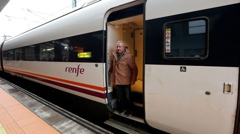 El profesor universitario Xosé Rúas, saliendo del tren en la estación de Pontevedra.