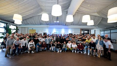 Foto de familia tras la comida fin de temporada del Real Oviedo