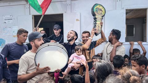 Gazates celebran el alto el fuego en el campo de refugiados de Nuseirat.