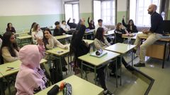El agente Mart�n Camba de la Polic�a Local de Santiago durante un momento de la charla en Bachillerato E del instituto Rosal�a