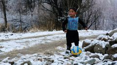 Murtaza Ahmadi salt a la fama en el 2016 con esta camiseta hecha con una bolsa de plstico con el 10 de Messi.