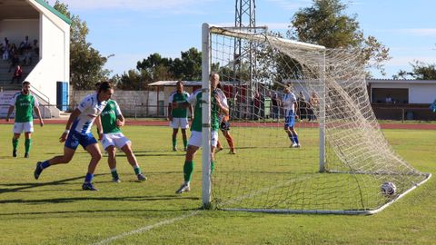 El defensa burelense Celes no logra llegar a desviar el remate de Iker Carril en el primer gol del Puebla el s�bado