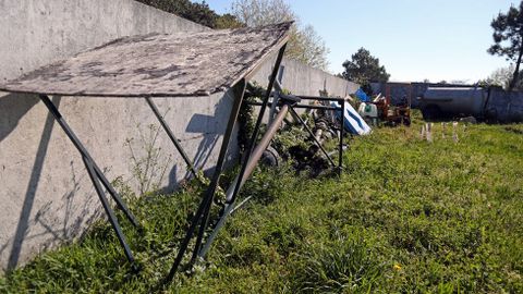 Mal estado de las instalaciones del campo de f�tbol y pistas de atletismo de A Alta en Pobra