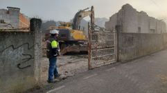 Obras de derribo, a primera hora de esta ma�ana, de la primera de las edificaciones afectadas