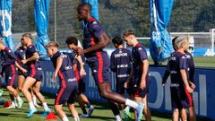 Mfulu, en la foto en un entrenamiento, form con Villares el mediocampo del Dpor en Albacete