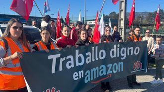 Trabajadores en una de las protestas ante el centro