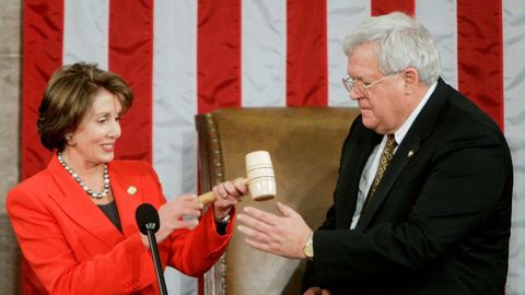 Pelosi al convertirse en la primera mujer presidenta del Congreso, en el 2005.