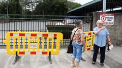 Las obras en el portalón de la entrada impiden la llegada y salida de los buses, que operan desde el aparcamiento situado en frente