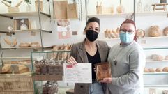 Yolanda y Pili, en la tienda de O Milladoiro de O Pan de Leis, muestran el justificante de transferencia realizado tras la campa�a solidaria.