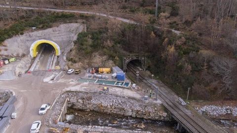 El nuevo t�nel de alta velocidad cuando estaba en obras y, a la derecha, el viejo subterr�neo del Padornelo