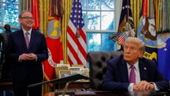 El presidente de Estados Unidos, Donald Trump, escucha mientras el director del Consejo Econmico Nacional, Kevin Hassett, habla con los medios en el Despacho Oval, en la Casa Blanca, en Washington D. C., Estados Unidos, el 5 de septiembre de 2025.
(Fuente: REUTERS/Brian Snyder)