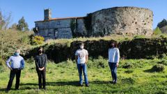 Ediles de Alternativa Veci�al de Antas de Ulla frente a la fortaleza