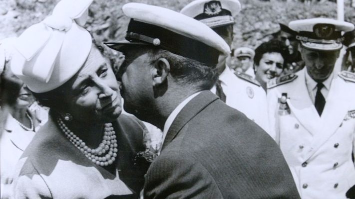 Beso de Francisco Franco a su esposa, Carmen Polo, durante una visita a Galicia.