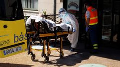 Traslado de uno de los usuarios de la residencia de O Incio al HULA