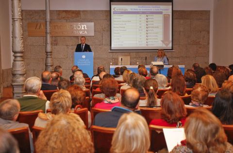El saln de actos de Afundacin se llen, con pblico de pie, y algunas personas no pudieron entrar. 