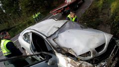 El coche accidentado en O Carrizal.