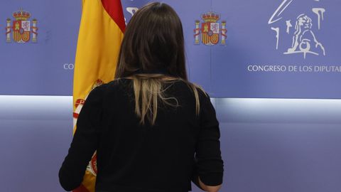 M�riam Nogueras, en el momento de desplazar la bandera espa�ola para evitar que saliera en la fotograf�a