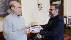 Mato le entreg� a Ponte Far una reproducci�n de la Pescader�a de Rodolfo Ucha