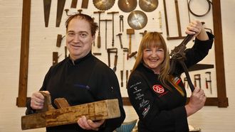 La cocinera y repostera Elena Garmendia y su marido, Rafael P�rez (La Carpinter�a, Bouzas), para Coci�a Capital