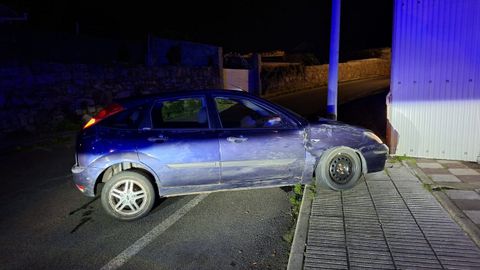 El veh�culo colision� contra una farola y fue abandonado.