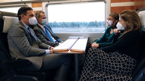 El rey Felipe VI junto al presidente del Gobierno, Pedro Snchez, y las ministras de Transportes, Raquel Snchez, y Trabajo, Yolanda Daz