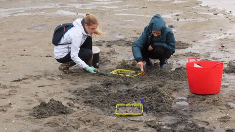 Emma Nadine y Alicia Fern�ndez durante una fase del estudio en la Foz do Mi�or.