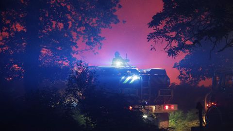 Un cami�n de bomberos se dirige al bosque para luchar contra el fuego que afecta a Landiras y Guillos, al suroeste de Francia